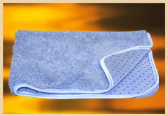 Нежная бархатистая поверхность коврика мгновенно впитывает влагу, максимально высушивая как подошвы ног, так и межпальцевое пространство 